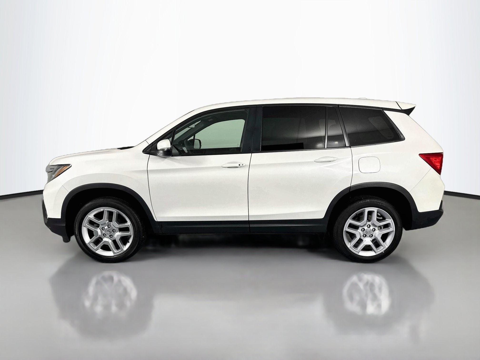 Certified 2025 Honda Passport EX-L image 8