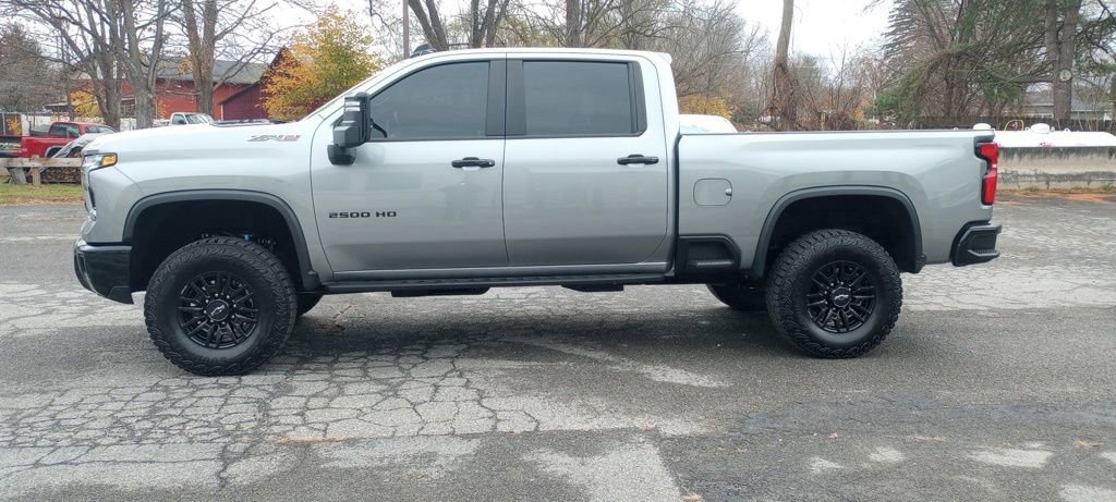Used 2024 Chevrolet Silverado 2500 ZR2 w/ Technology Package image 4