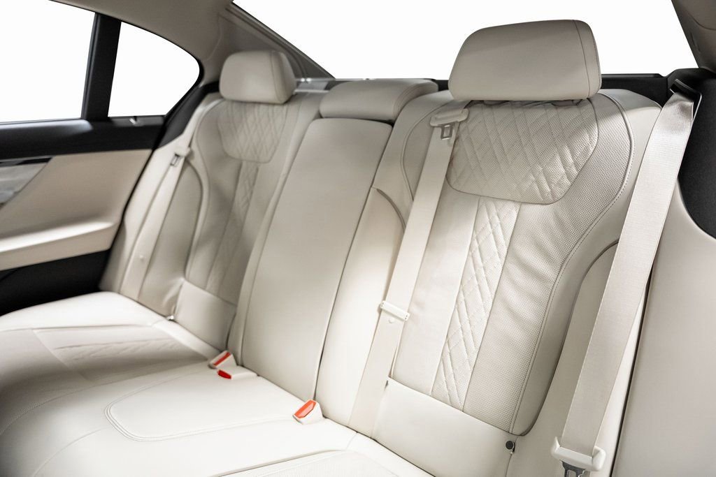 Used 2020 BMW 740i w/ Premium Package image 35