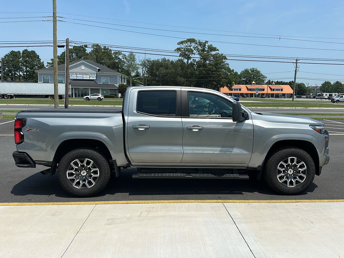 Used 2025 Chevrolet Colorado Z71 w/ Technology Package AWD/4WD image 4