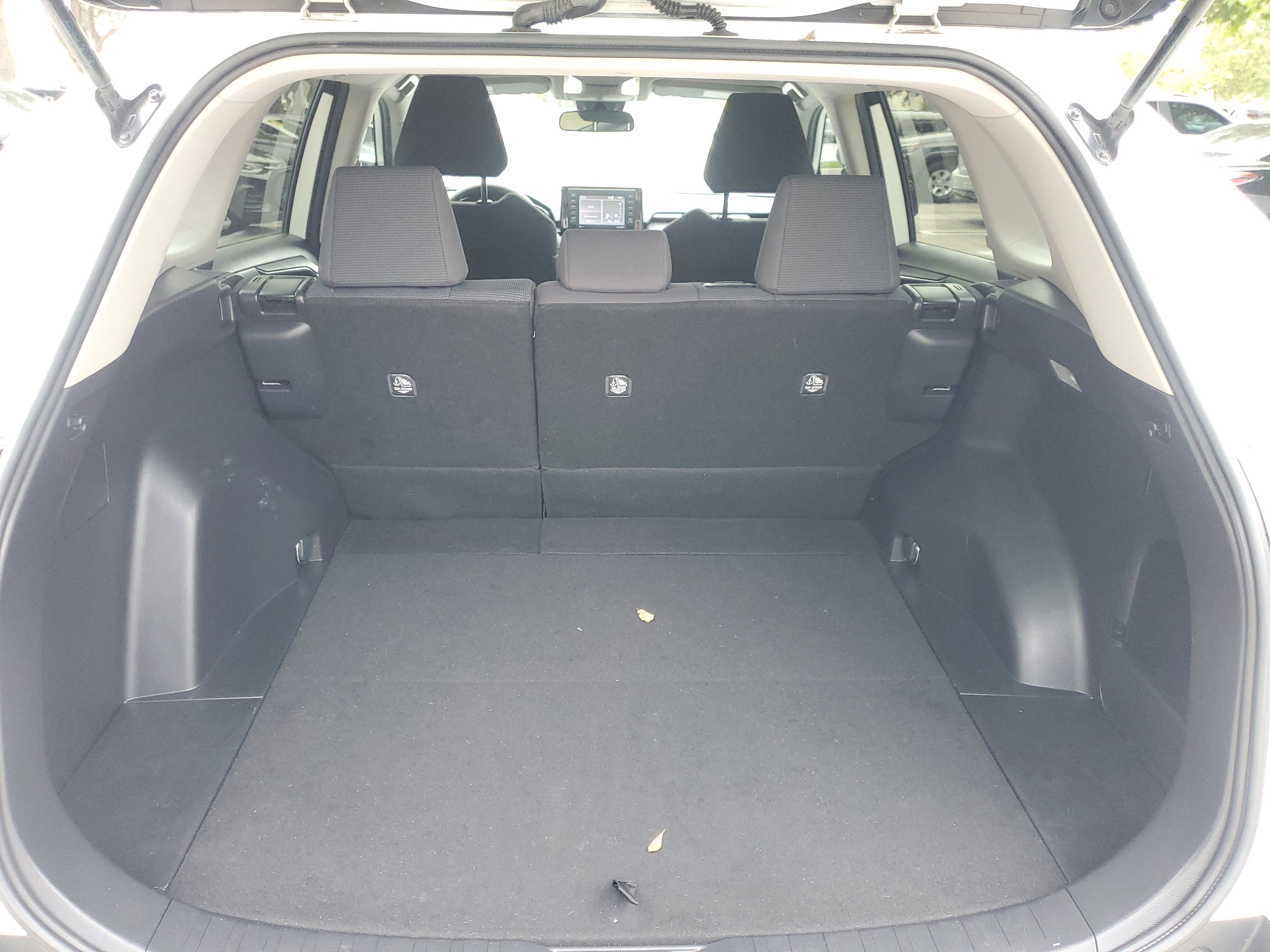 Used 2021 Toyota RAV4 LE image 8