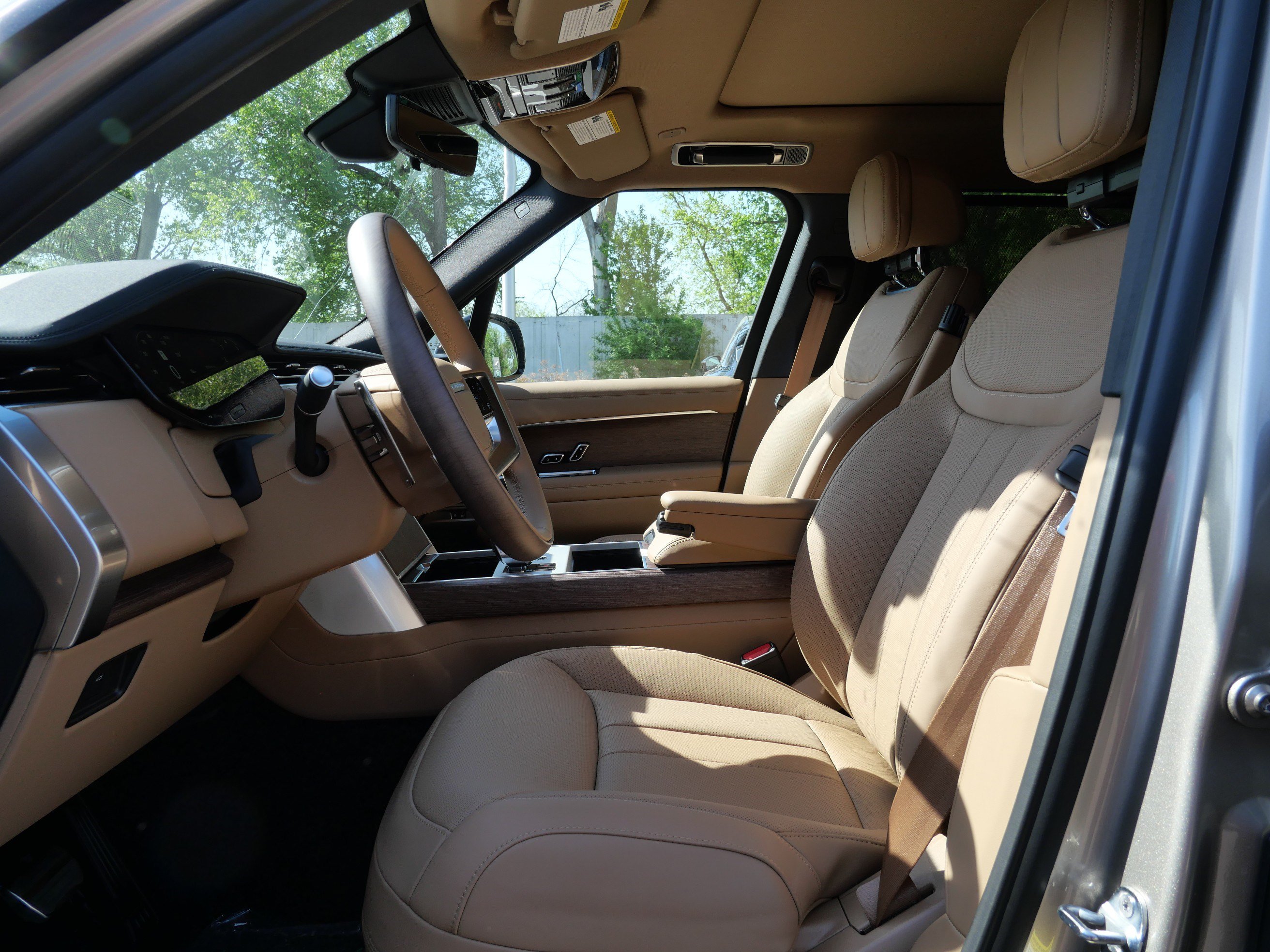 New 2026 Land Rover Range Rover Long Wheelbase SE AWD/4WD image 3