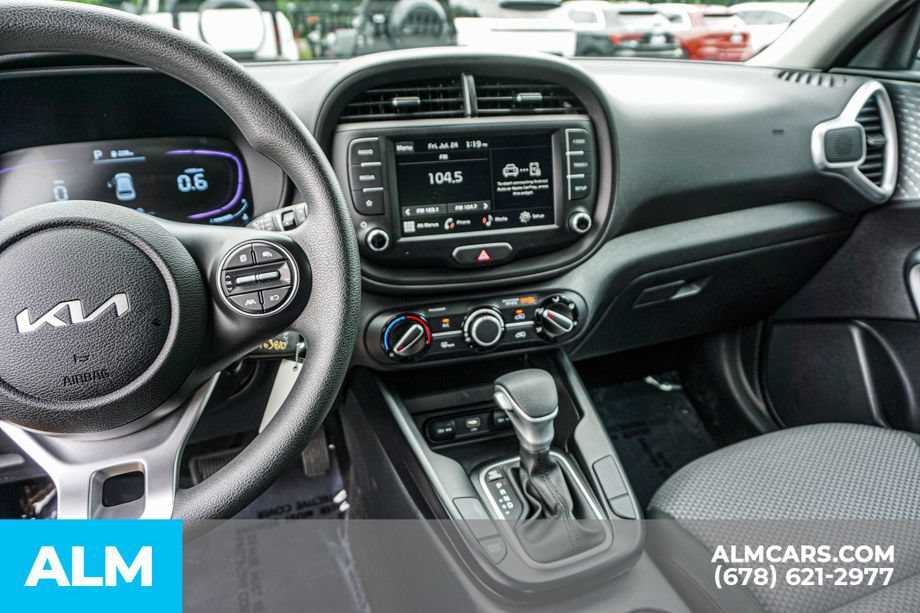 Used 2025 Kia Soul LX w/ LX Technology Package FWD image 32