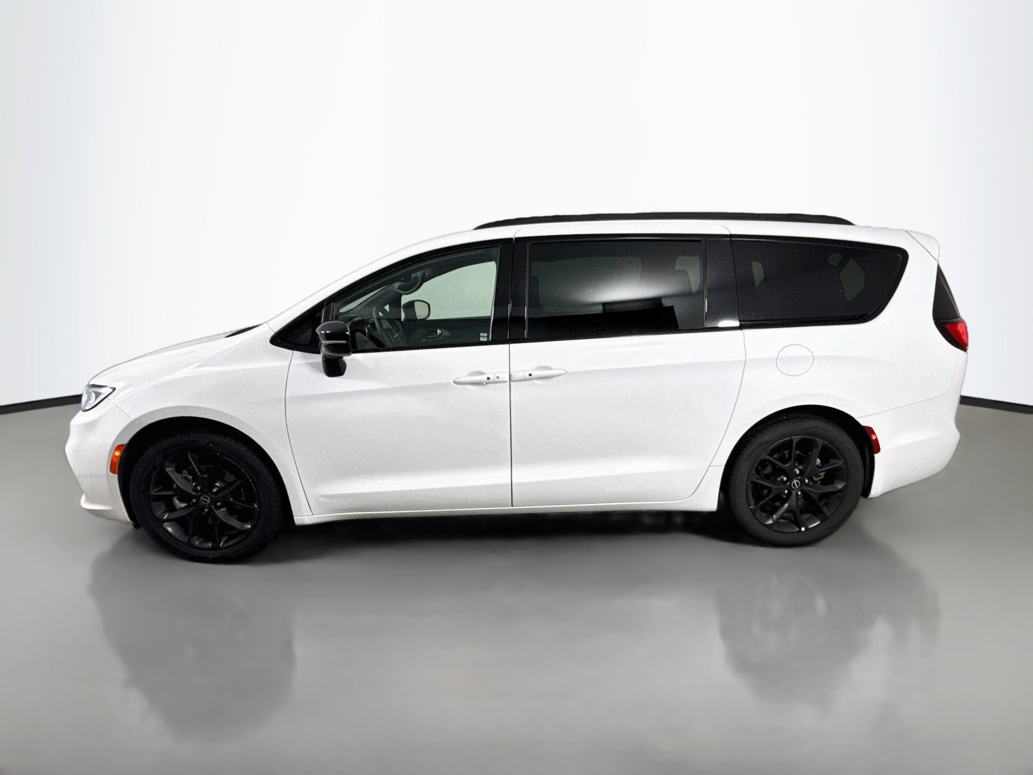 Used 2025 Chrysler Pacifica Limited FWD image 4
