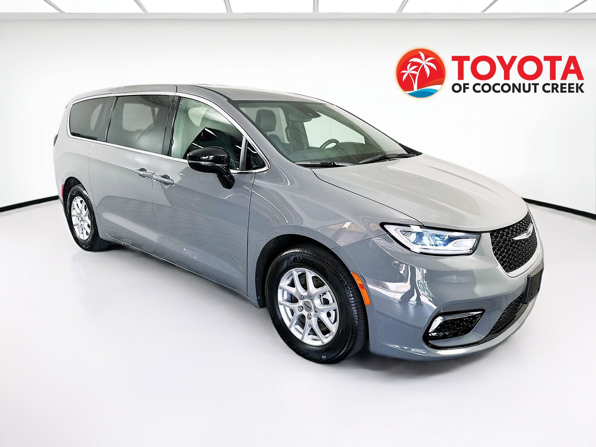 Used 2025 Chrysler Pacifica Select image 1