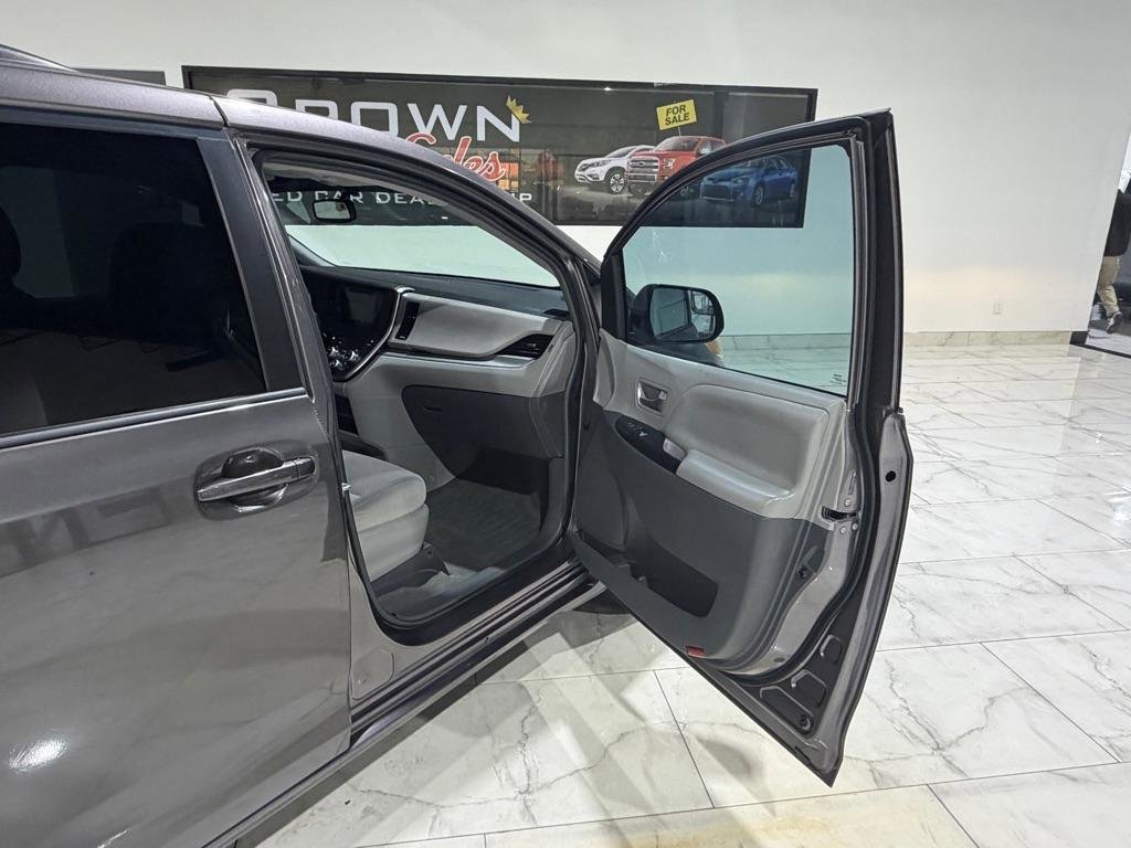 Used 2015 Toyota Sienna LE FWD image 17