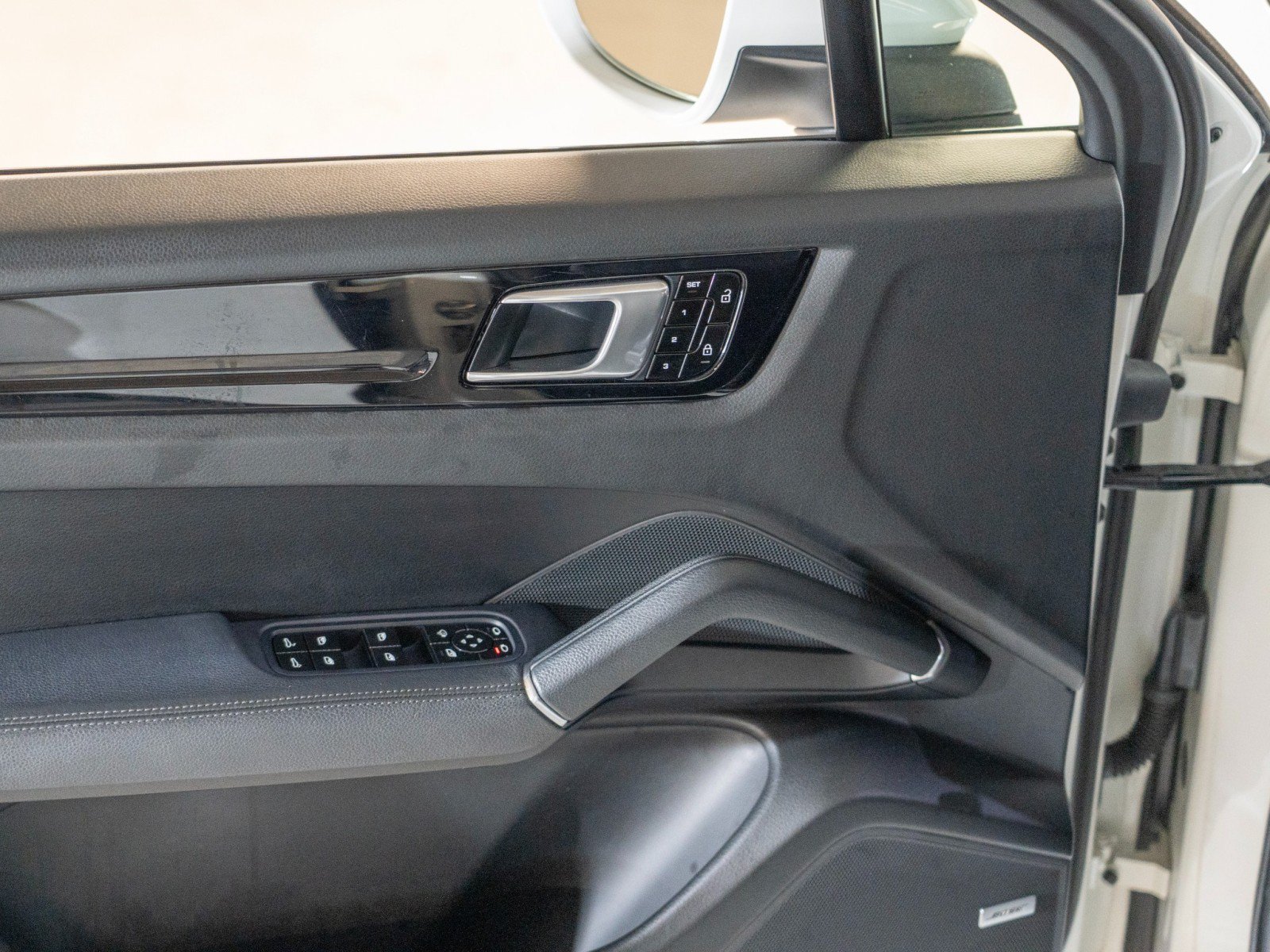 Certified 2021 Porsche Cayenne Coupe AWD/4WD image 17
