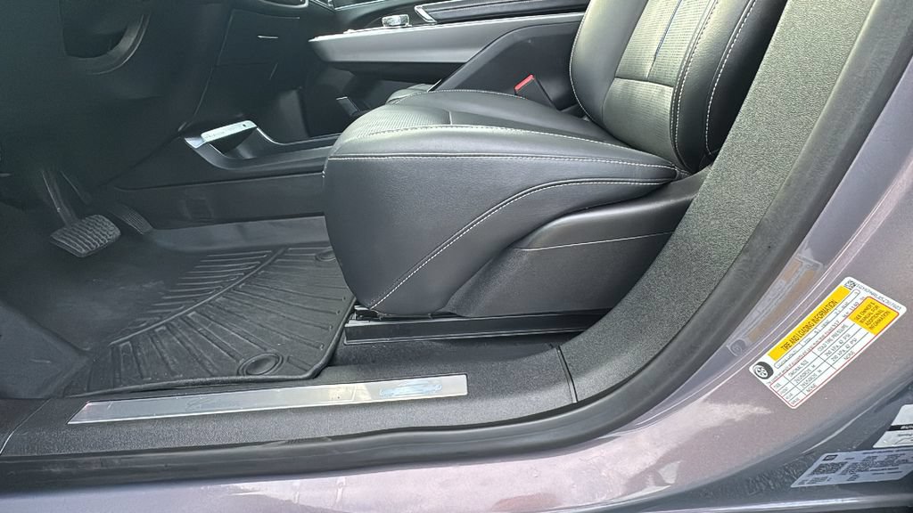 Used 2025 Cadillac Lyriq Luxury AWD/4WD image 9