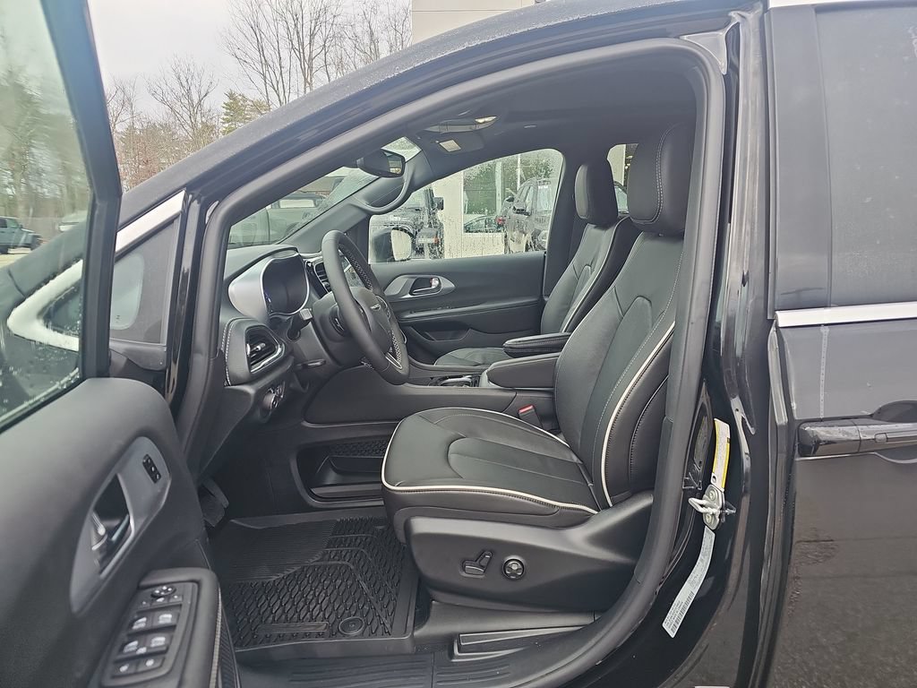 New 2026 Chrysler Pacifica Limited AWD/4WD image 11