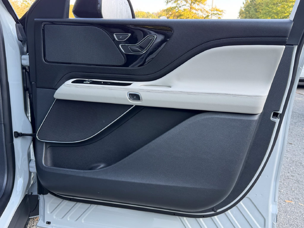 New 2027 Lincoln Aviator AWD w/ Jet Appearance Package image 9