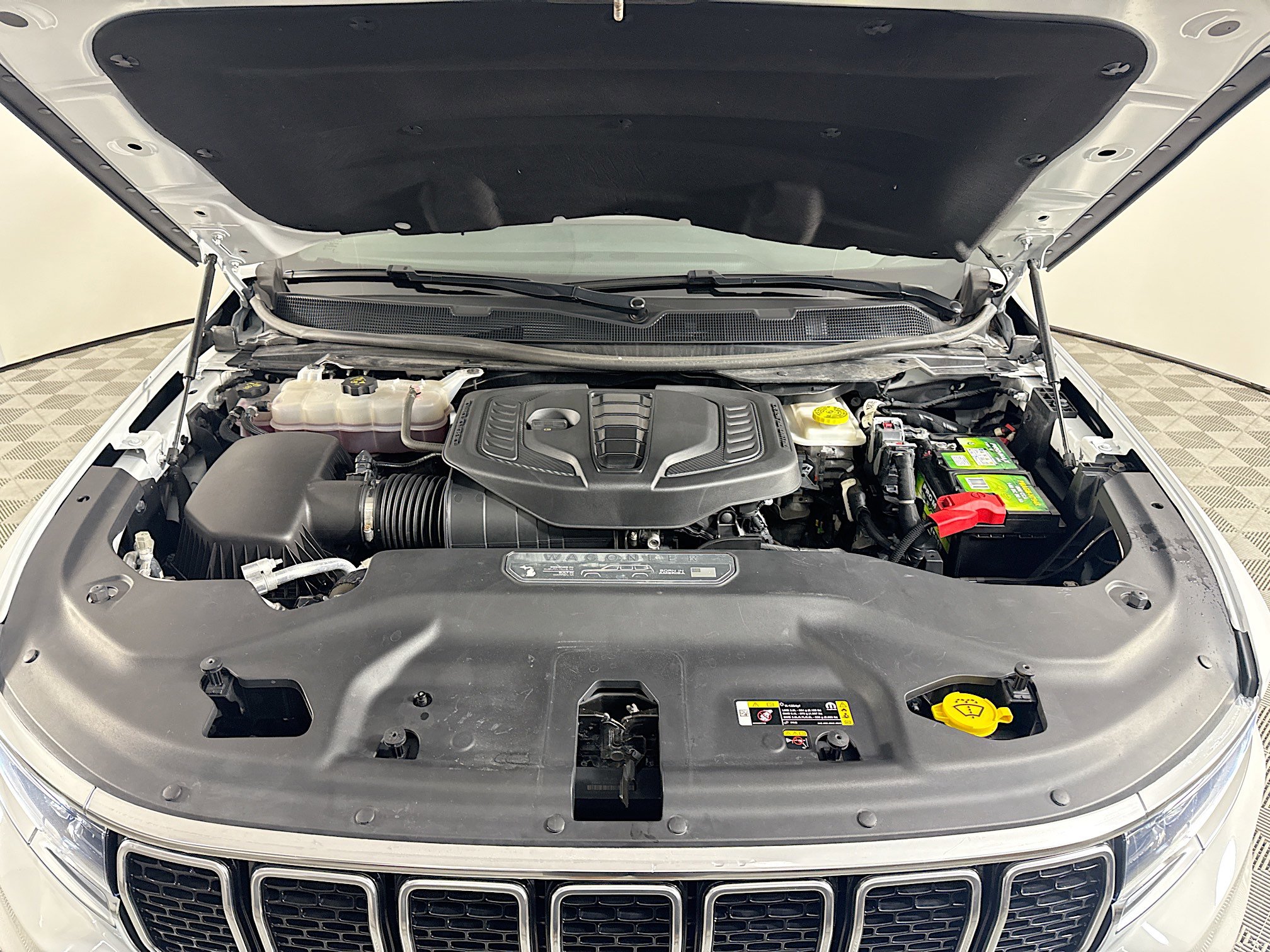 Used 2024 Jeep Wagoneer L Series II w/ Flexible Seating Group RWD image 39