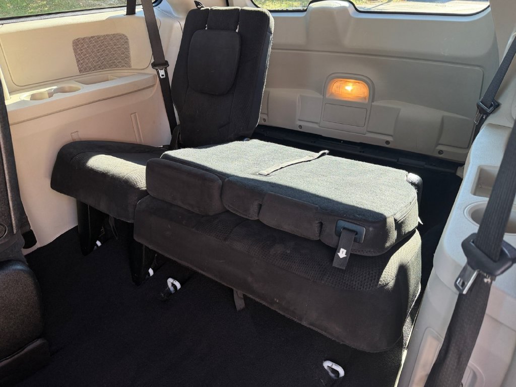 Used 2013 Dodge Grand Caravan SXT w/ Rear Park Assist Pkg FWD image 14