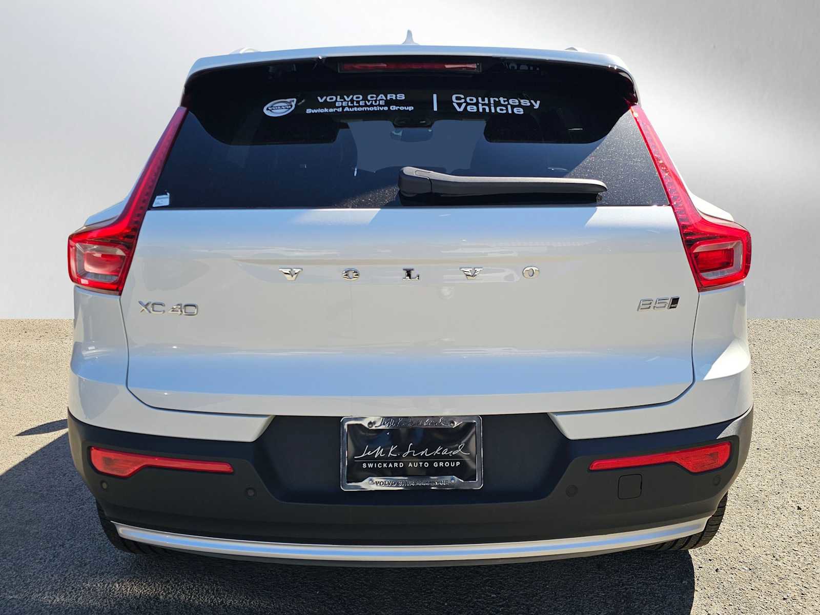 Used 2025 Volvo XC40 B5 Core w/ Climate Package AWD/4WD image 4