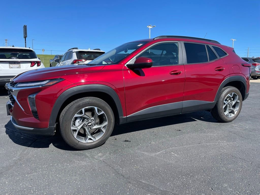 Used 2025 Chevrolet Trax LT FWD image 6