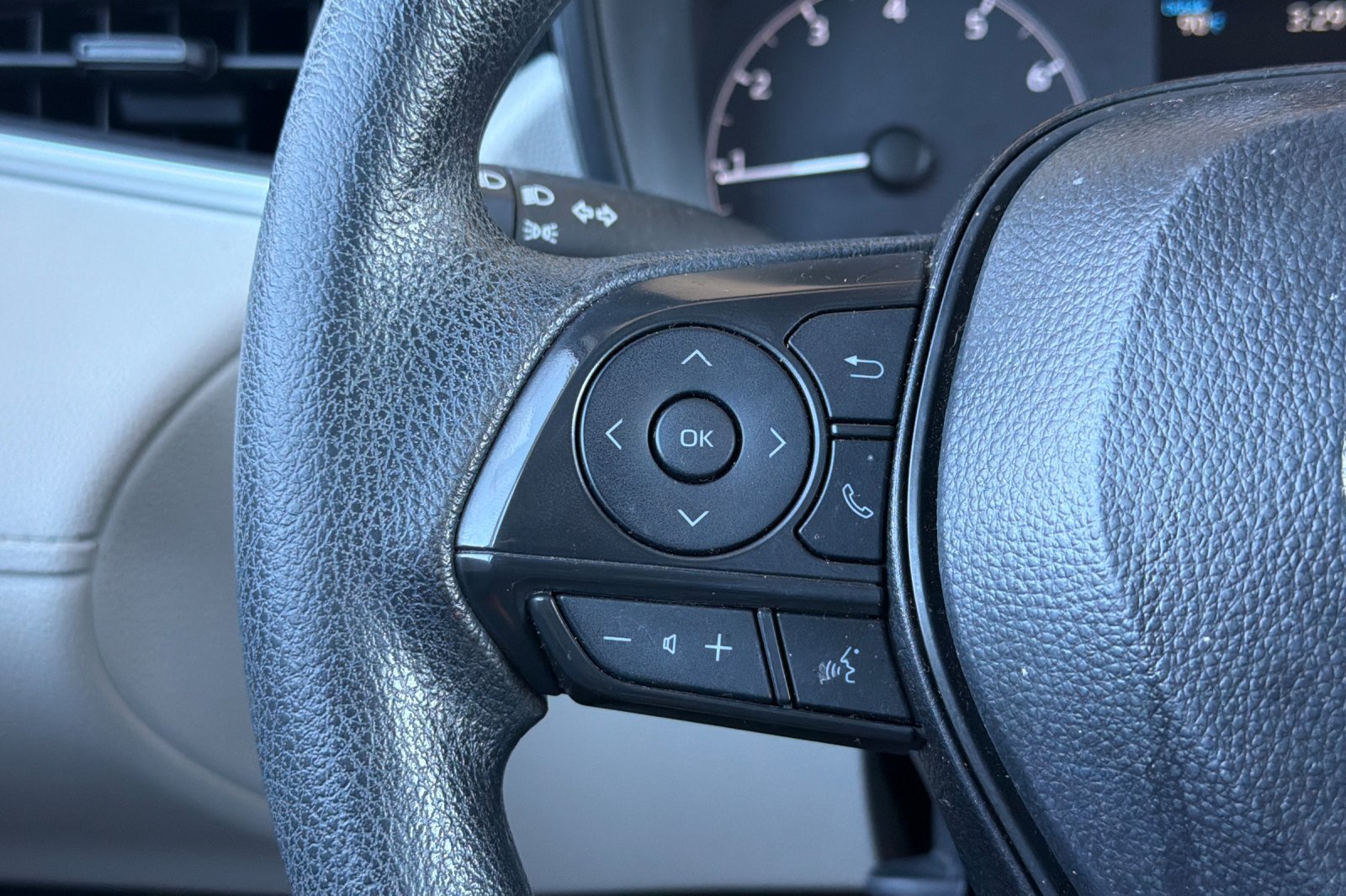 Used 2025 Toyota Corolla Cross L FWD image 29