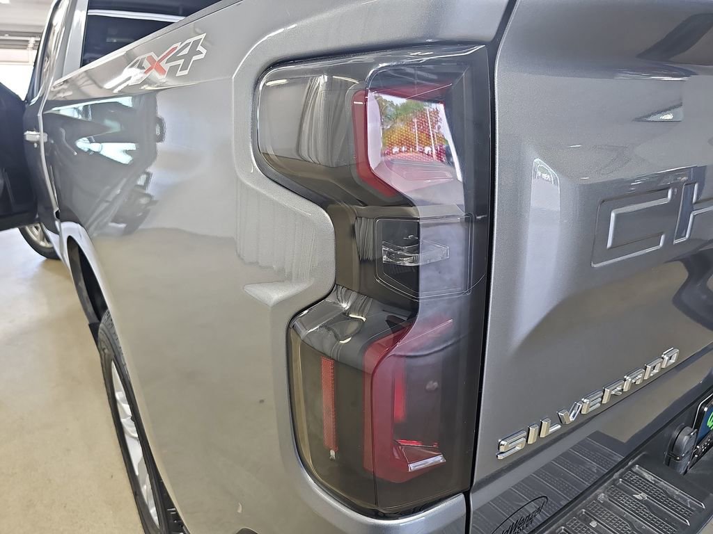 Used 2022 Chevrolet Silverado 1500 LT AWD/4WD image 39