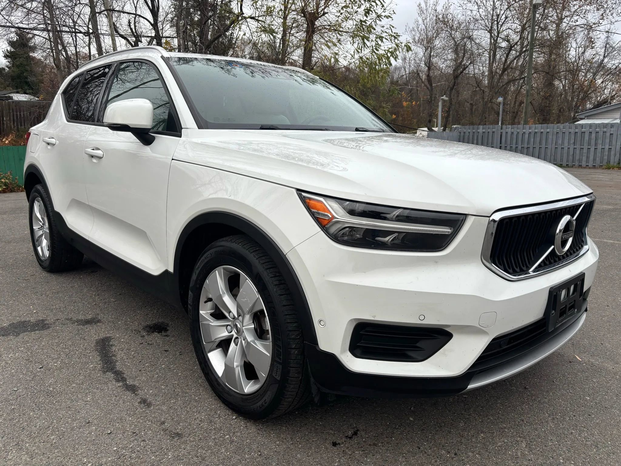 Used 2019 Volvo XC40 T5 Momentum image 3