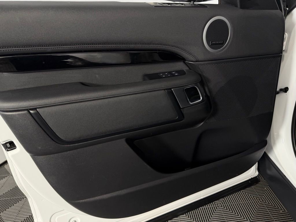 Used 2024 Land Rover Discovery S image 25