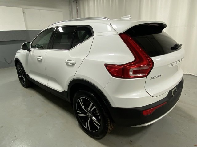 Used 2025 Volvo XC40 B5 Core image 2