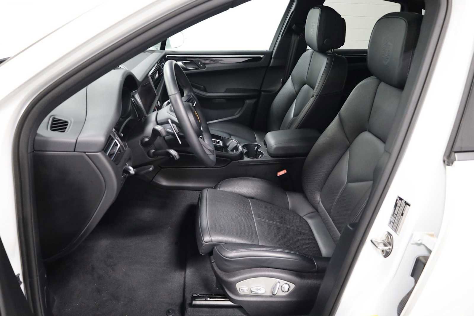 Certified 2025 Porsche Macan image 5