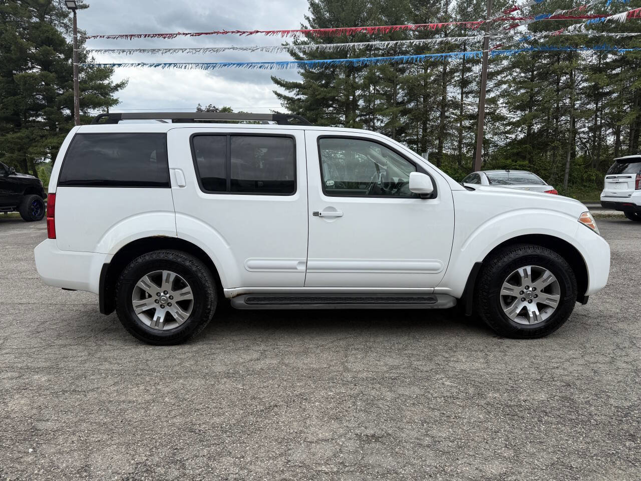 Used 2010 Nissan Pathfinder SE w/ SE Premium Journey Pkg AWD/4WD image 4