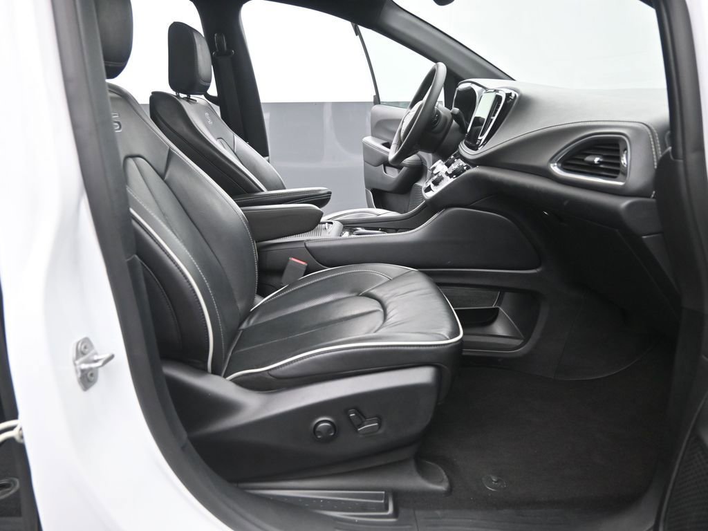 Used 2025 Chrysler Pacifica Limited image 18