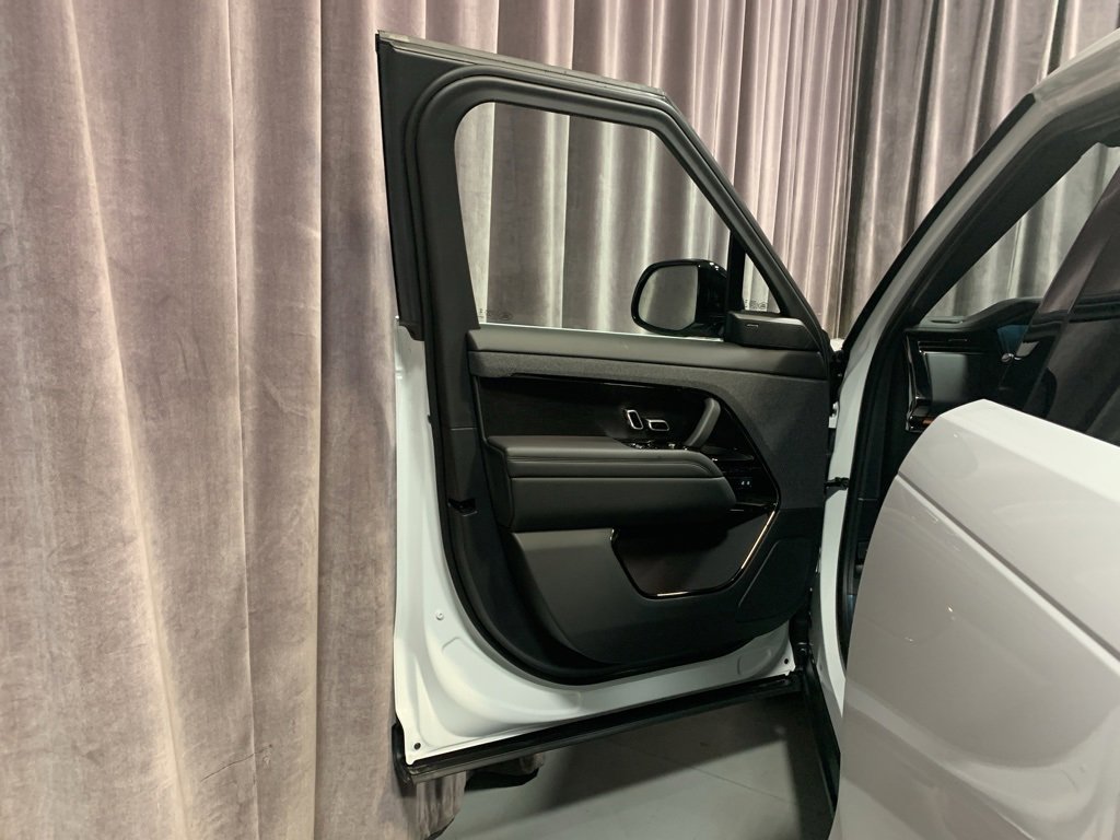 Used 2025 Land Rover Range Rover Sport image 6