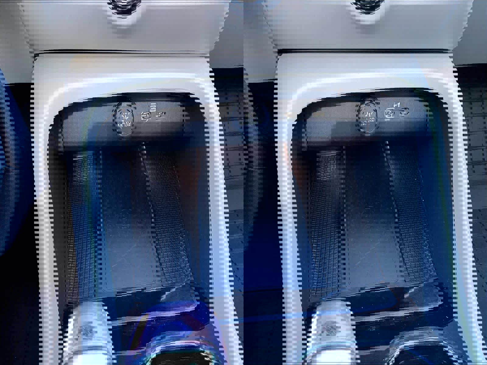 Used 2026 Volvo XC40 B5 Plus w/ Protection Package Premier image 36