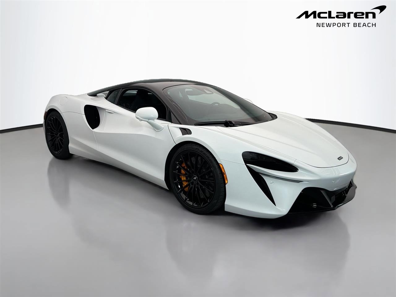 Used 2025 McLaren Artura RWD image 18