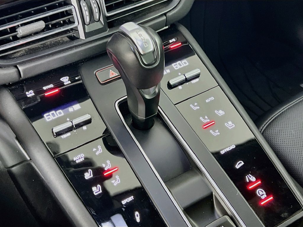 Certified 2024 Porsche Macan S AWD/4WD image 18
