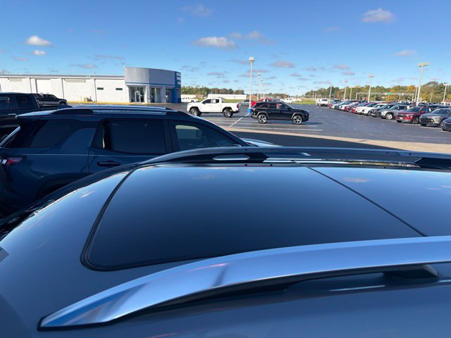 Used 2023 Chevrolet Equinox Premier FWD image 2