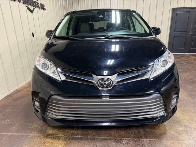 Used 2020 Toyota Sienna XLE FWD image 2