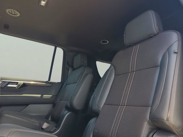 Used 2025 Chevrolet Suburban High Country AWD/4WD image 14
