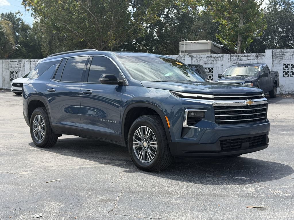 Used 2026 Chevrolet Traverse LT FWD image 2