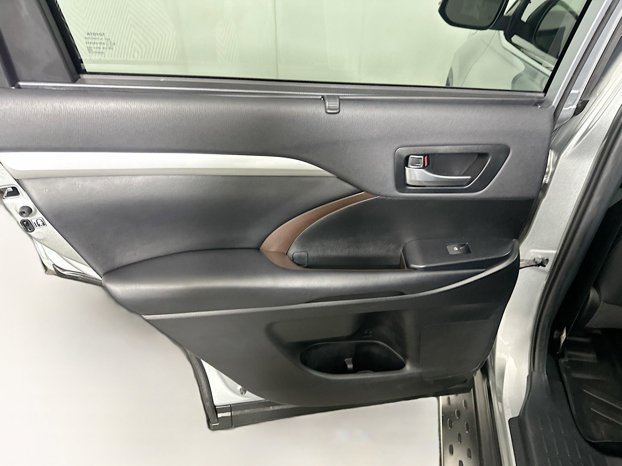 Used 2019 Toyota Highlander XLE FWD image 27