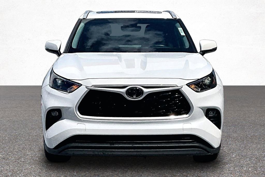 Used 2022 Toyota Highlander XLE AWD/4WD image 3