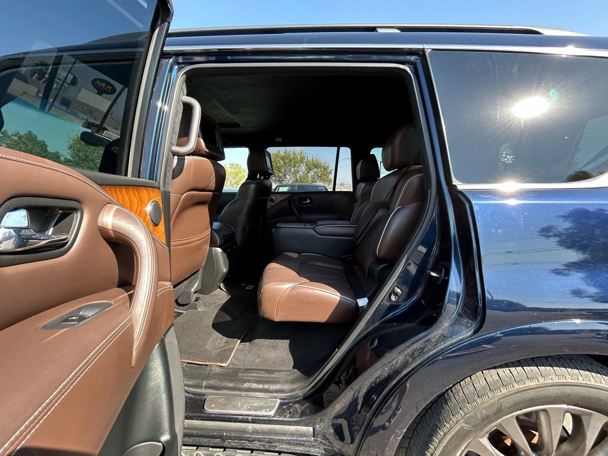 Used 2017 INFINITI QX80 Limited w/ All Season Package image 11