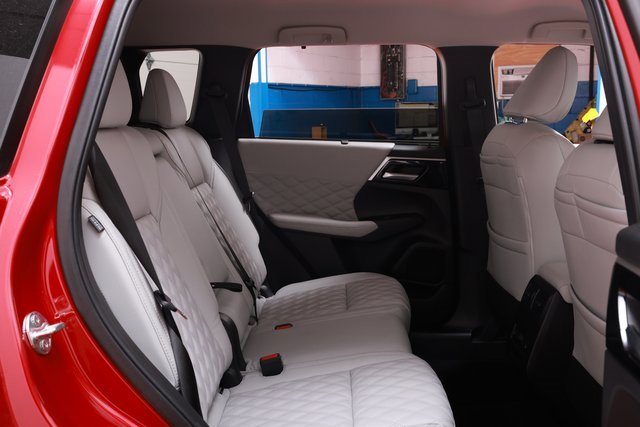 Used 2024 Mitsubishi Outlander SEL image 13