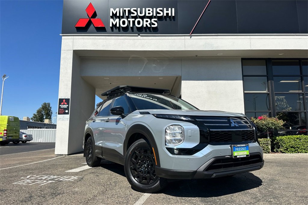 New 2025 Mitsubishi Outlander AWD image 2