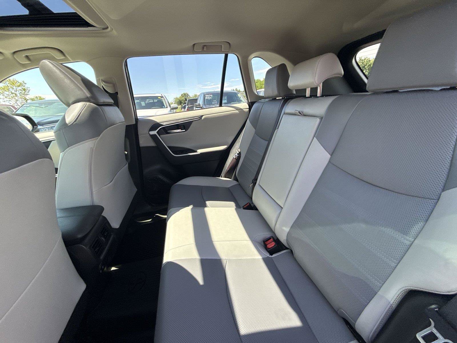 Used 2020 Toyota RAV4 Limited AWD/4WD image 17