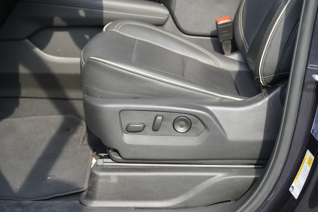 Used 2025 Chevrolet Suburban Premier AWD/4WD image 21