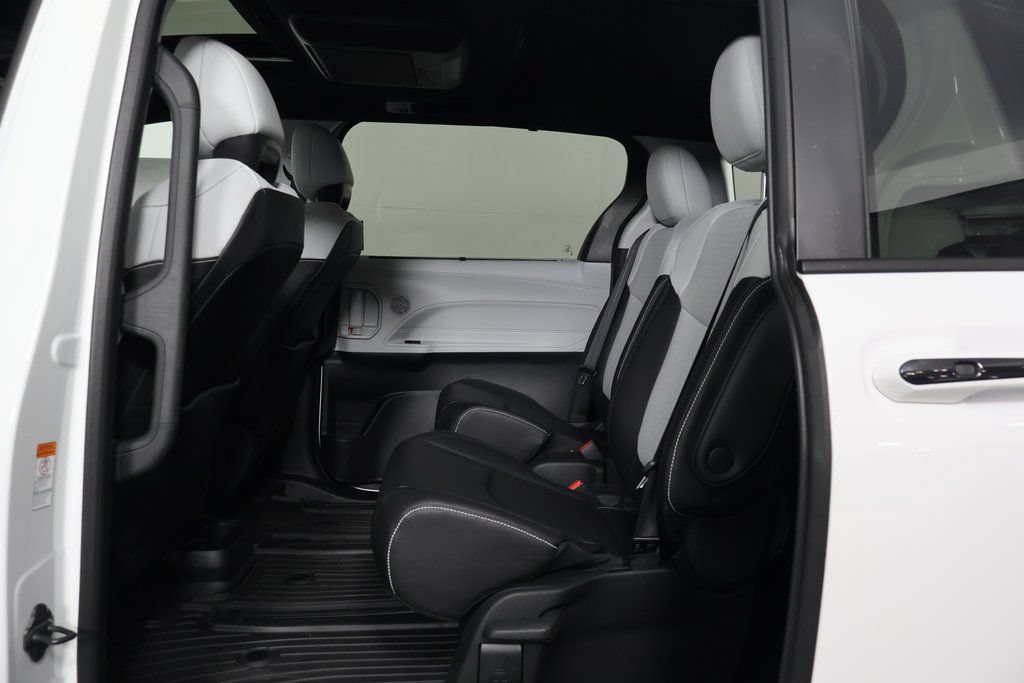 Used 2026 Toyota Sienna XSE FWD image 11