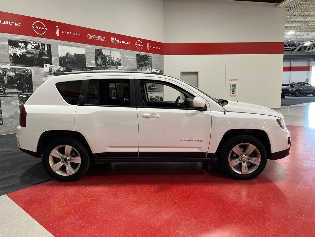 Used 2016 Jeep Compass Latitude AWD/4WD image 2