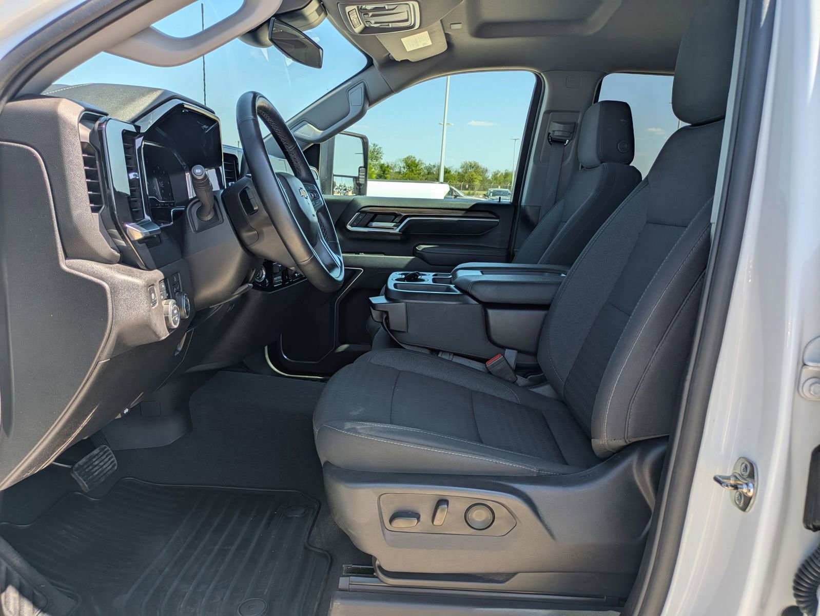 Used 2025 Chevrolet Silverado 2500 LT w/ Convenience Package AWD/4WD image 9