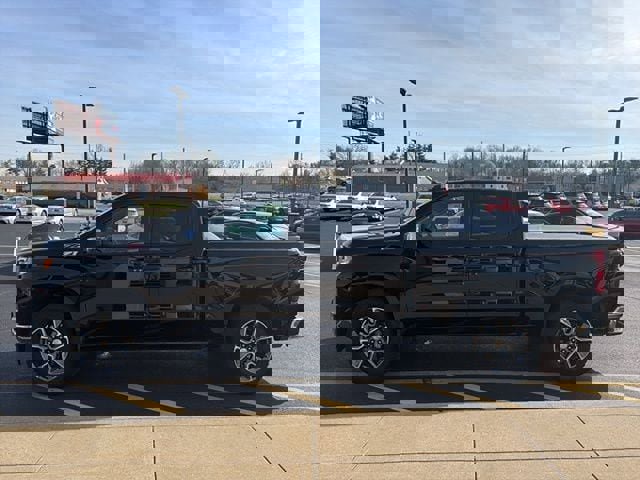 Used 2025 Chevrolet Silverado 1500 LT image 3