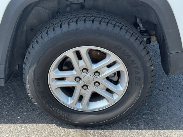 Certified 2024 Jeep Grand Cherokee Laredo AWD/4WD image 11