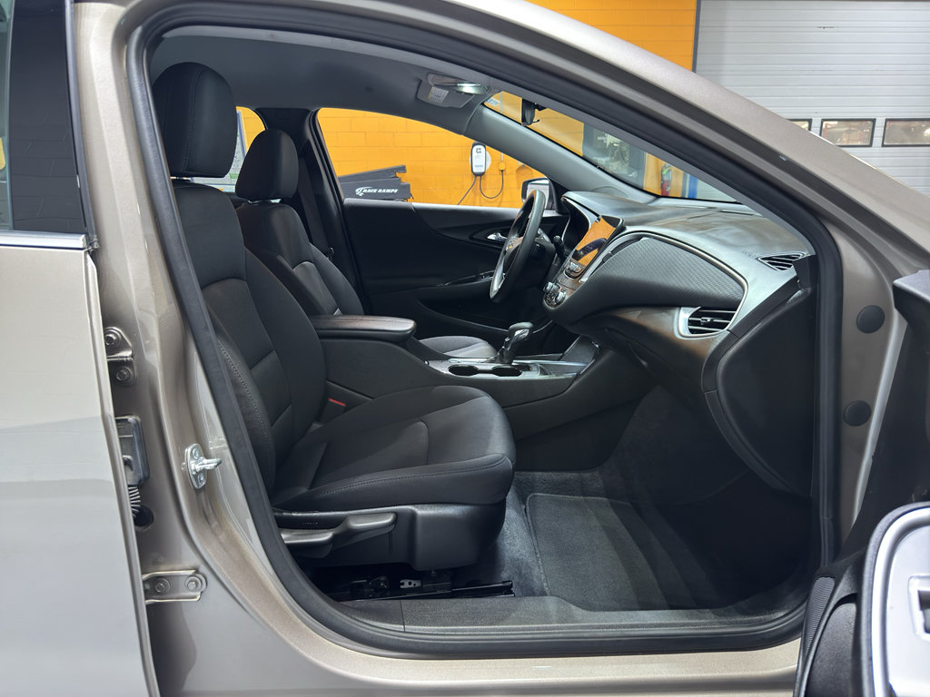 Used 2025 Chevrolet Malibu LT FWD image 16