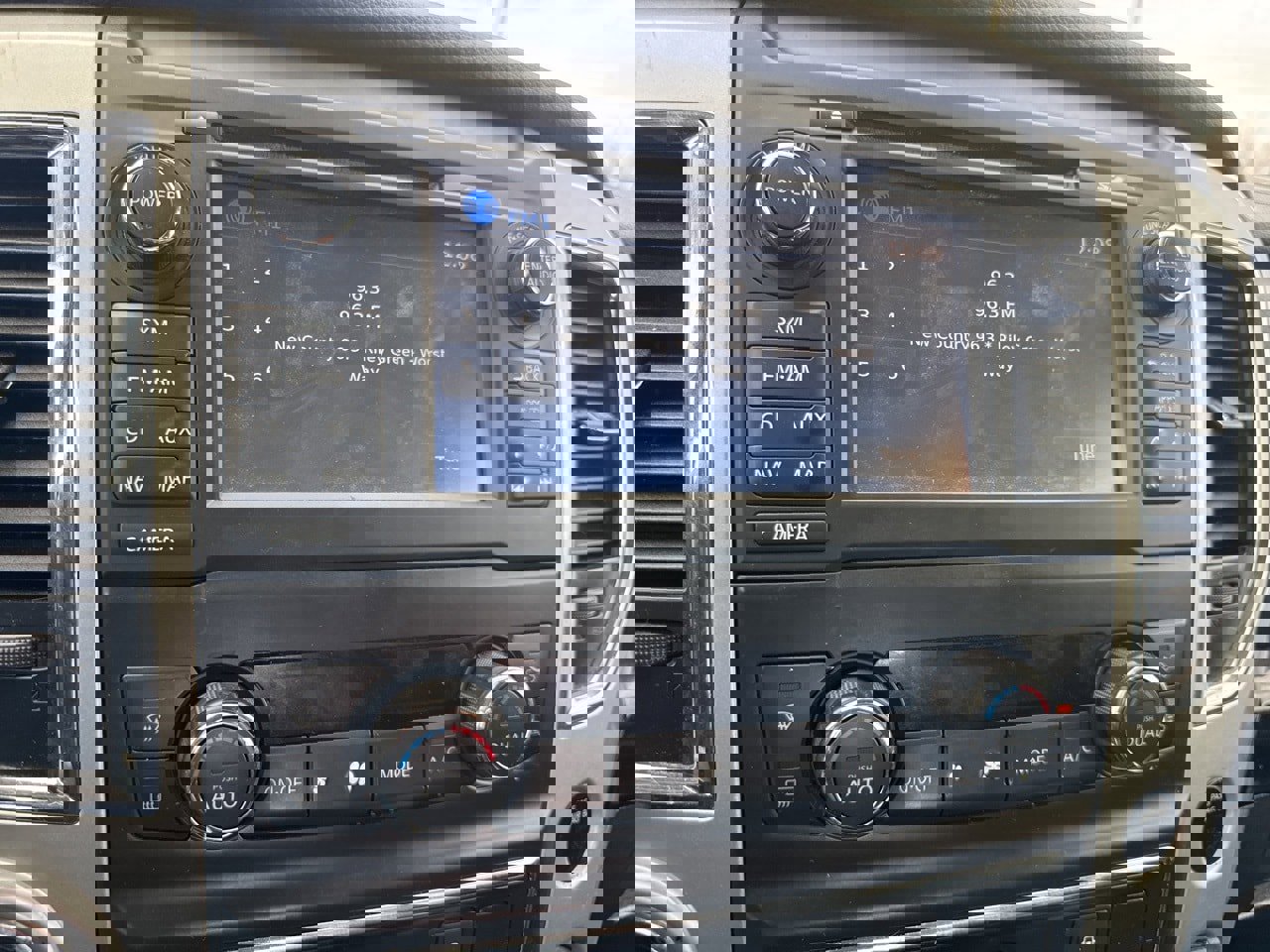 Used 2018 Nissan Titan SV w/ SV Convenience Package image 14