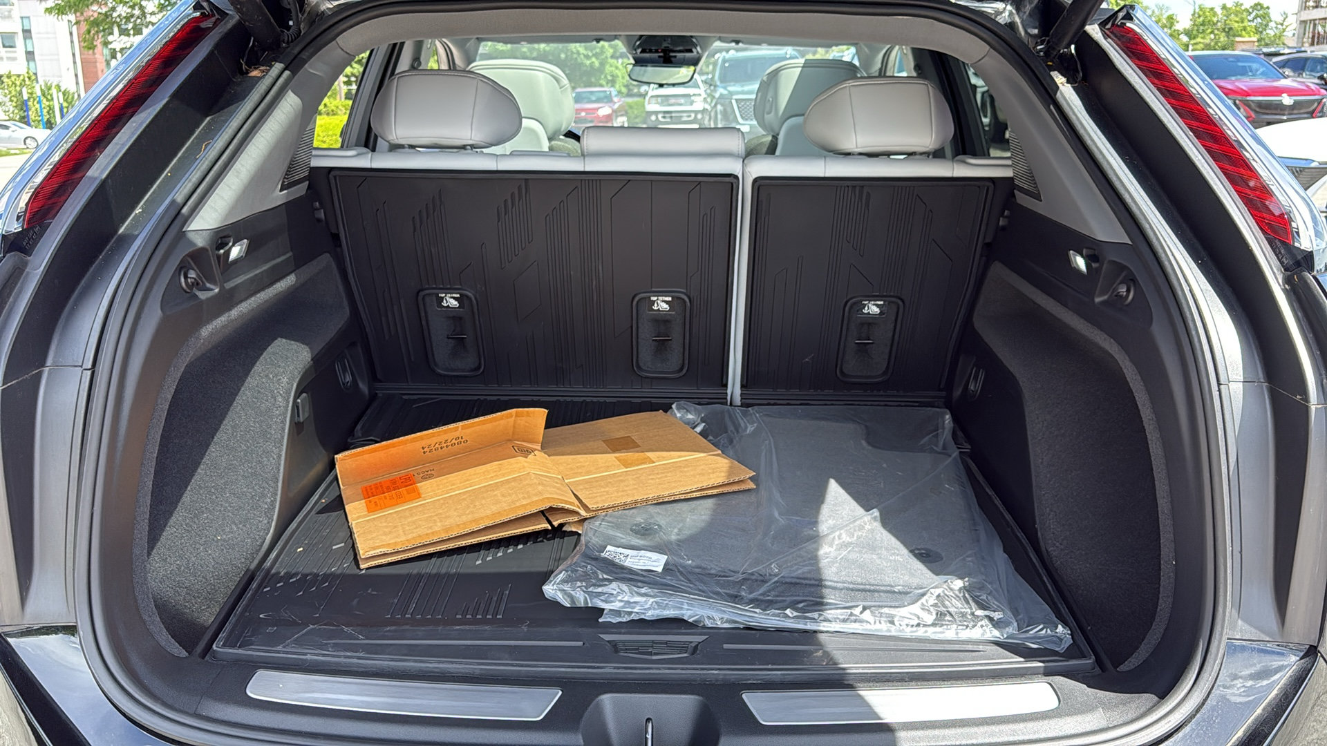 New 2025 Cadillac Optiq Sport 1 w/ LPO, Floor Liner Package AWD/4WD image 32