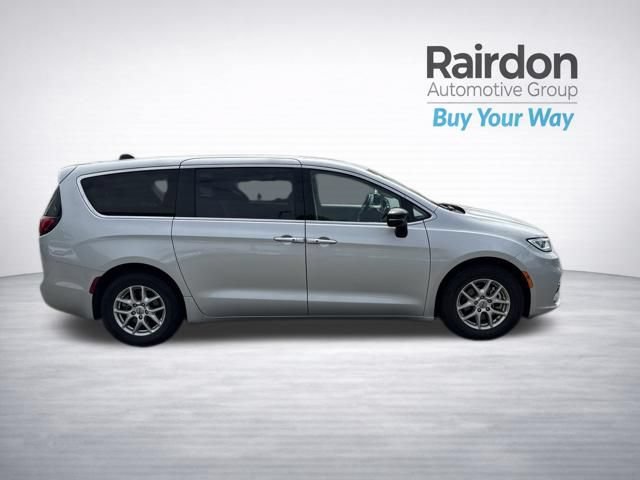 Used 2024 Chrysler Pacifica Touring-L FWD image 8